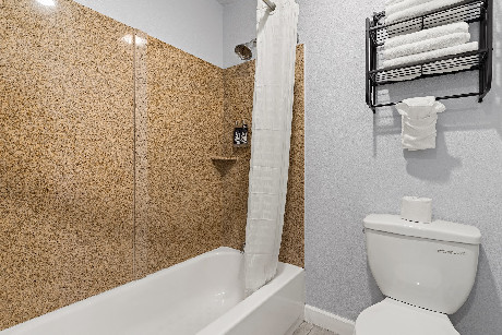 Bay Breeze Inn - Bathroom