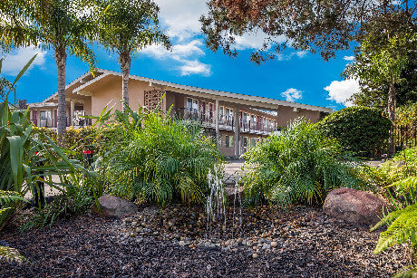 Bay Breeze Inn - Exterior