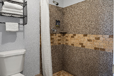 Bay Breeze Inn - Bathroom