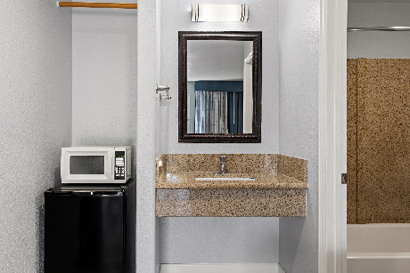 Bay Breeze Inn - Amenities